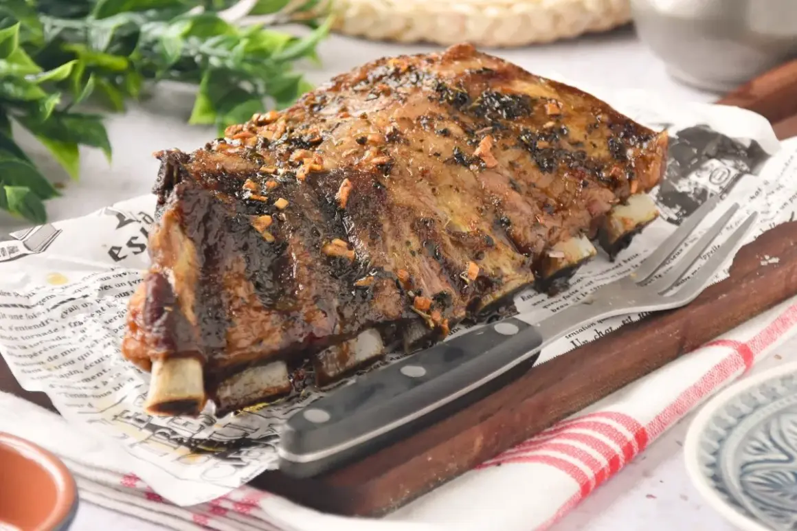 Un jugoso churrasco de cerdo, glaseado y con hierbas, listo para ser devorado.