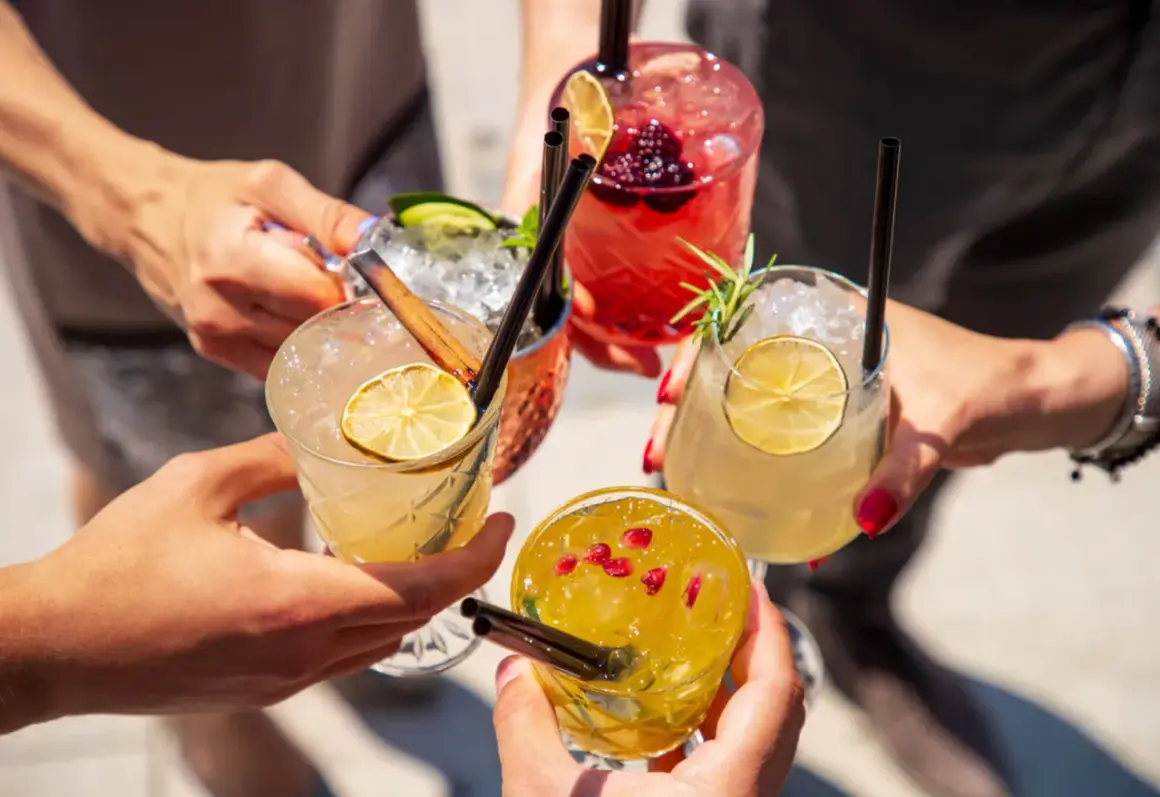 Brindis con cócteles refrescantes. ¿Con qué mezclar ginebra rosa? Prueba con frutos rojos, lima o hierbas aromáticas.