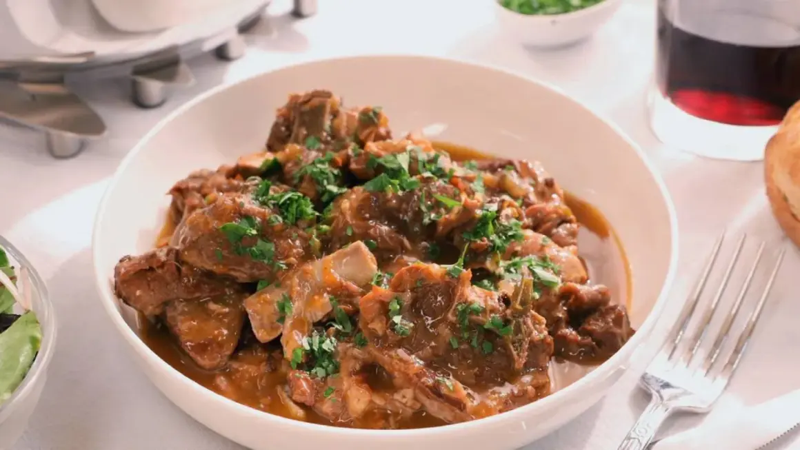 Cordero guisado, una receta tradicional llena de sabor. Tiernos trozos de carne en una salsa aromática, perfectos para compartir.
