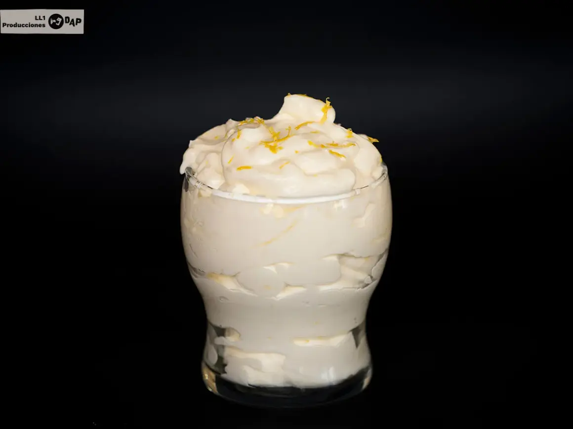 Delicioso mousse de limón thermomix, cremoso y refrescante, decorado con ralladura de limón.