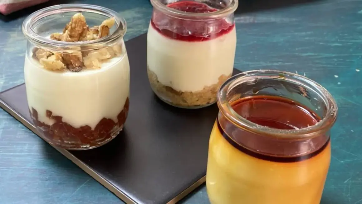 Tres postres en frascos: uno con nueces, otro con mermelada y galleta, y un flan de queso con caramelo.