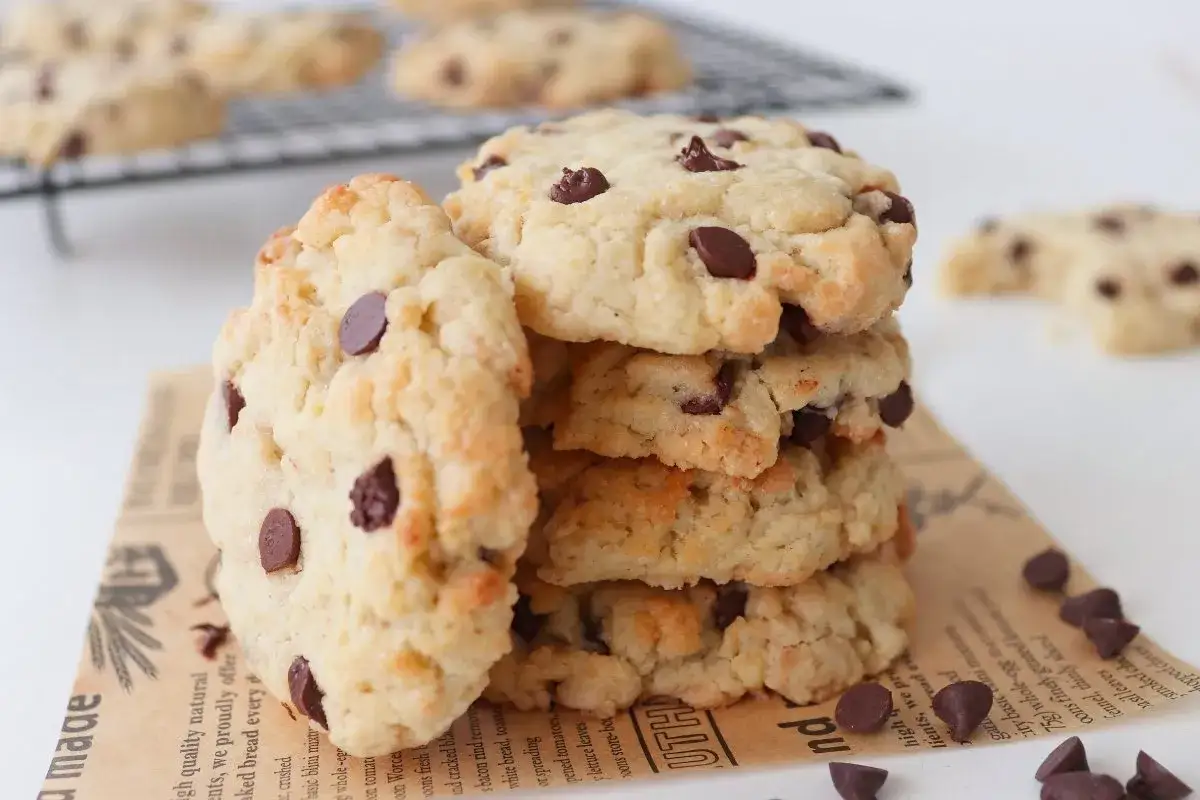 Una pila de galletas con pepitas de chocolate, reci&eacute;n horneadas y deliciosas, listas para disfrutar.