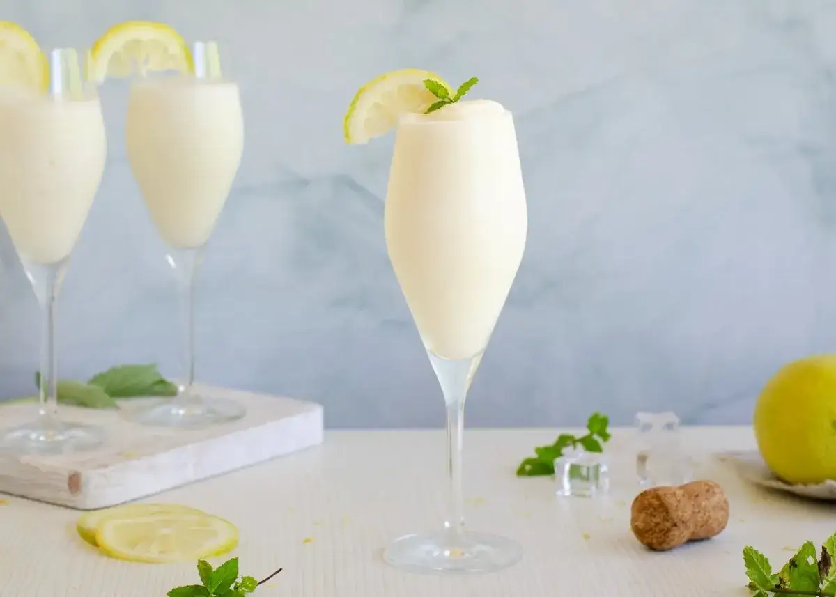 Delicioso sorbete de limón en copas elegantes, decorado con rodajas de limón y hojas de menta. Perfecto para un día caluroso.