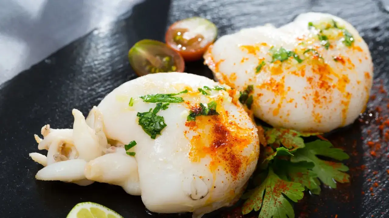 Deliciosa sepia a la plancha, tierna y jugosa, con un toque de piment&oacute;n y perejil fresco.