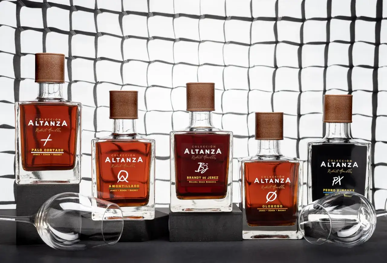 Cinco botellas de brandy Altanza, cada una con un tipo de jerez diferente, como Palo Cortado y Pedro Xim&eacute;nez. &iquest;Qu&eacute; es el brandy? Es un destilado de vino.