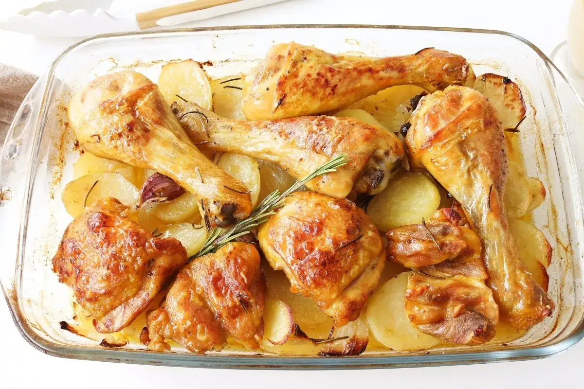 Pollo asado con patatas y romero, una de las mejores recetas con pollo para disfrutar en familia.