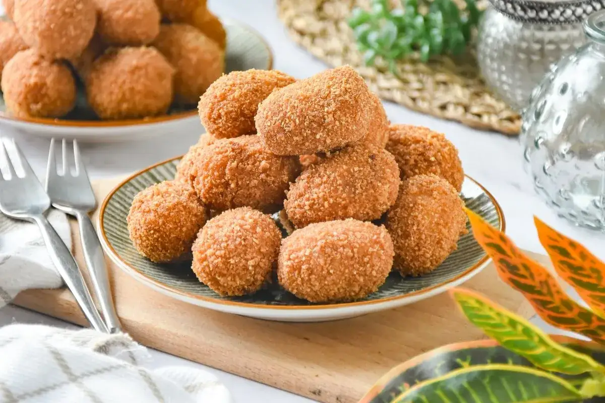 Plato lleno de crujientes croquetas de jamón, doradas y apetitosas, listas para disfrutar.