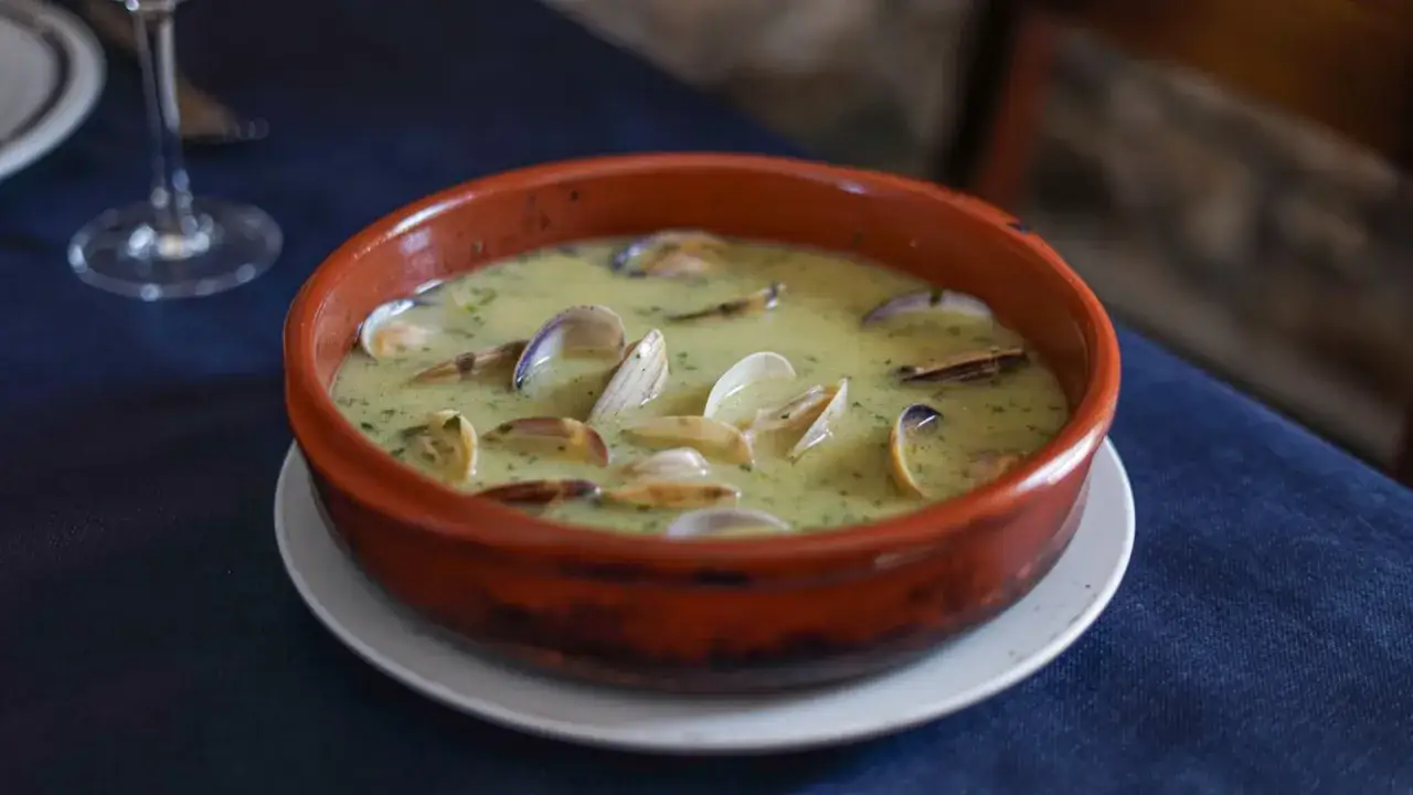Deliciosas almejas en salsa verde, un plato que invita a saborear el mar.
