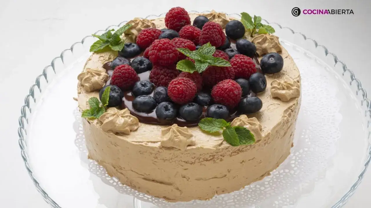 Tarta de moka cubierta de crema de caf&eacute;, decorada con frutos rojos, ar&aacute;ndanos y hojas de menta. &iexcl;Una delicia!