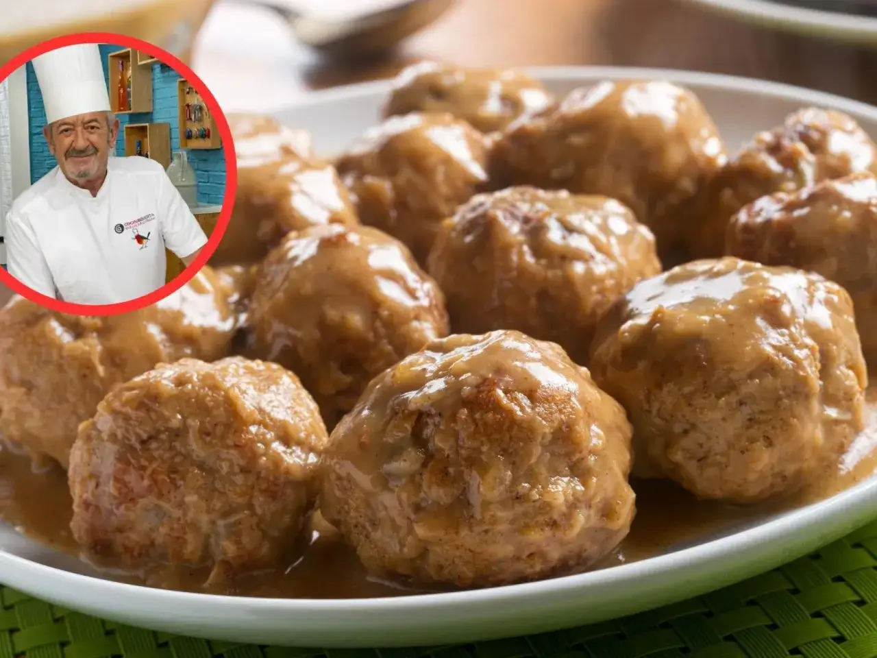 Chef Argui&ntilde;ano sonr&iacute;e junto a un plato de jugosas alb&oacute;ndigas en salsa, &iexcl;un cl&aacute;sico que nunca falla!