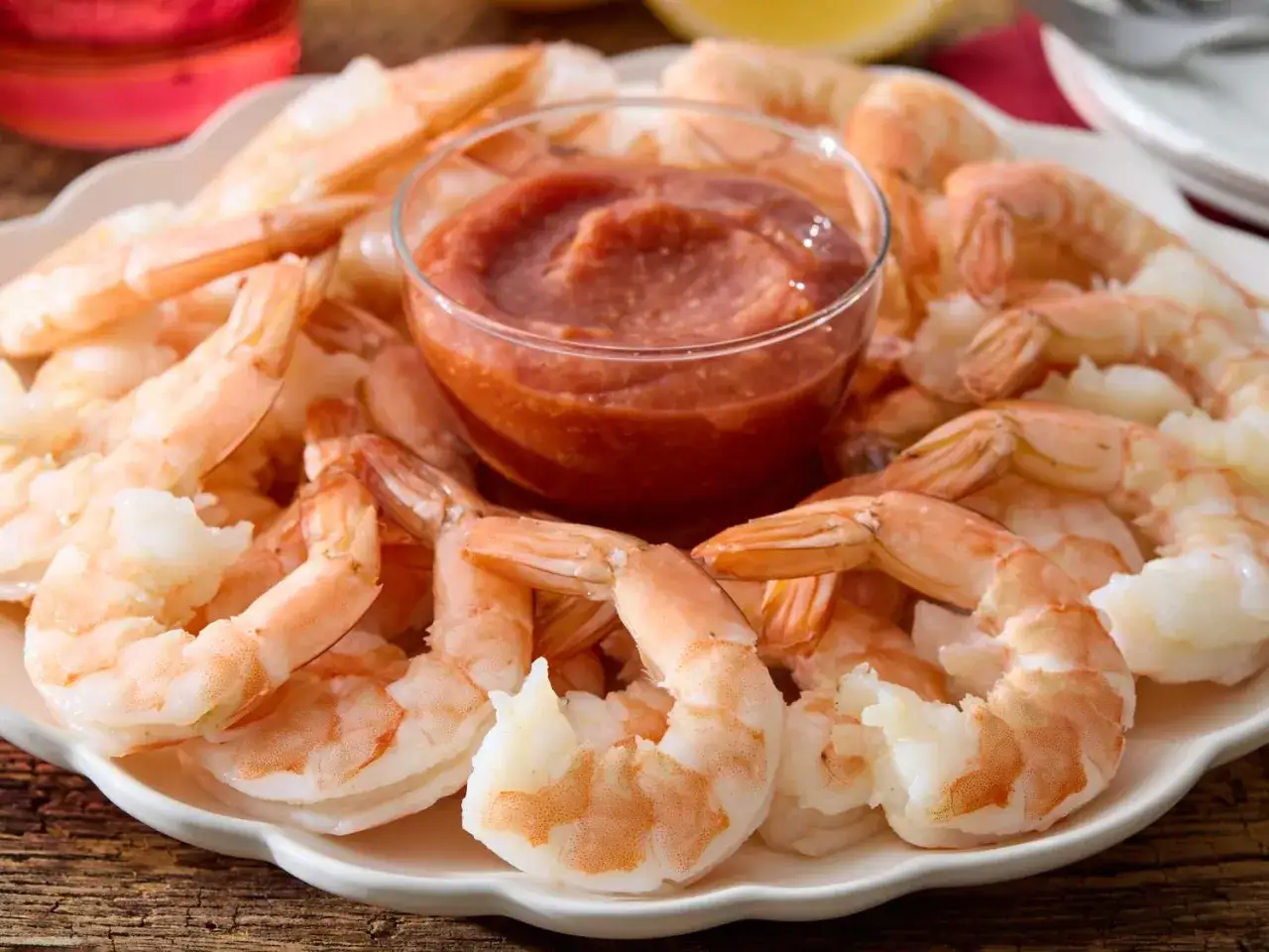 Un delicioso coctel de marisco, con camarones frescos y una salsa rosada para dipear.