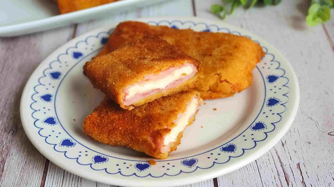San jacobo crujiente por fuera, tierno por dentro. Un bocado delicioso relleno de jam&oacute;n y queso fundido.