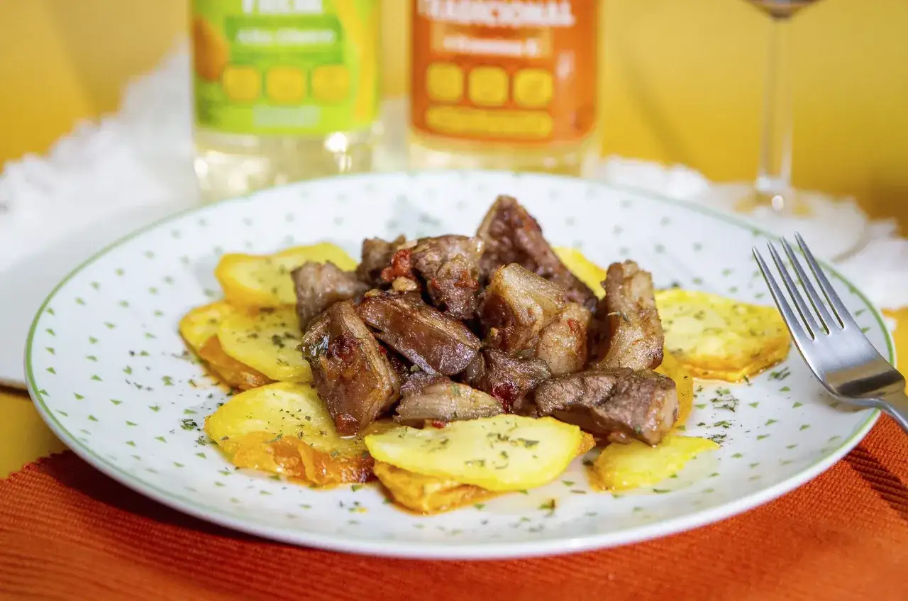 Cordero guisado, receta tradicional, servido sobre patatas doradas. Un plato casero listo para disfrutar.