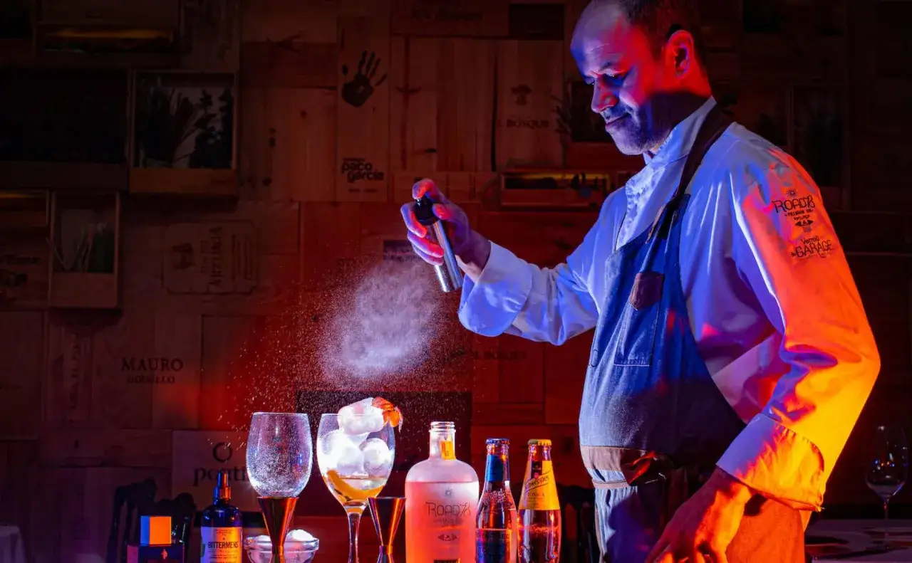 Chef rocía un gin tonic. Aprende como hacer un buen gin tonic con esta técnica.