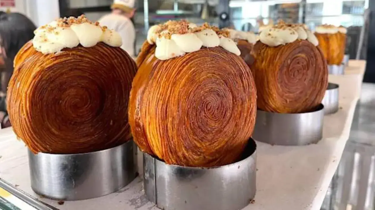 Deliciosos new york rolls, con su masa hojaldrada y un toque de crema y crocante en la cima, listos para ser disfrutados.