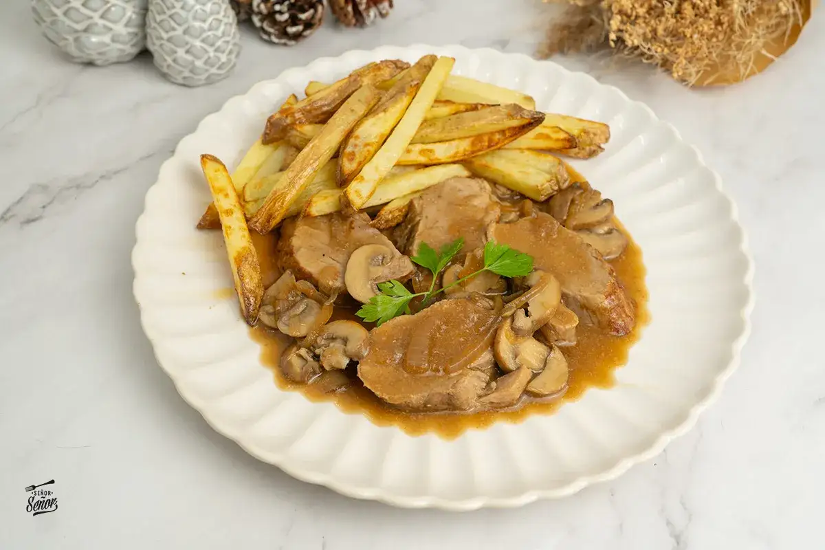 Solomillo en salsa de la abuela con champi&ntilde;ones y patatas fritas crujientes. Un plato casero que evoca recuerdos.