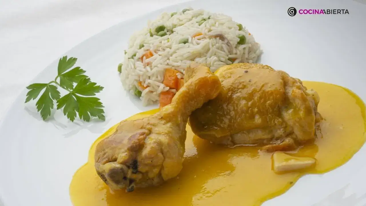 Delicioso pollo a la naranja bañado en salsa, acompañado de arroz con verduras y perejil fresco.