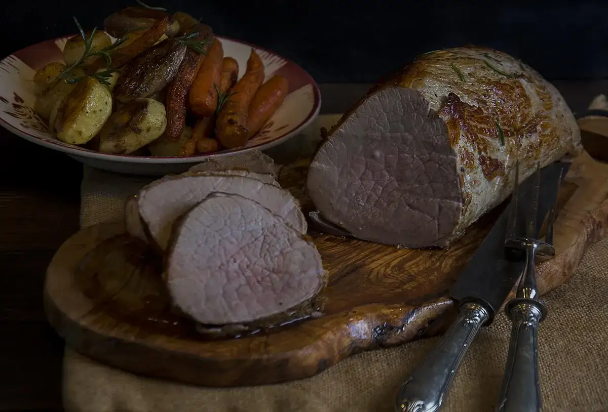 Jugoso roast beef recién hecho, acompañado de patatas y zanahorias asadas. Un festín para los sentidos.