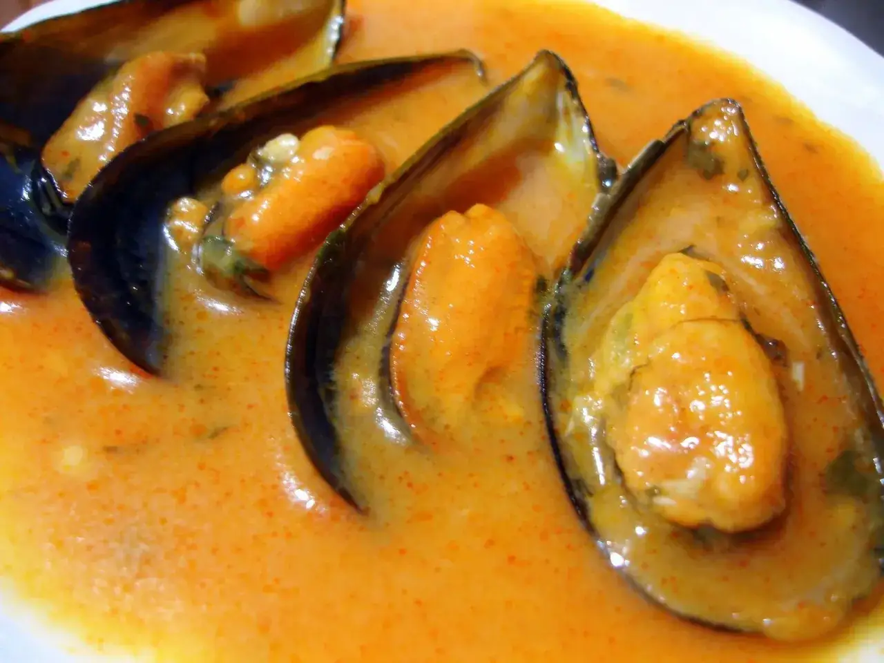 Mejillones en salsa como en los bares, con su jugoso interior y un caldo cremoso y sabroso.