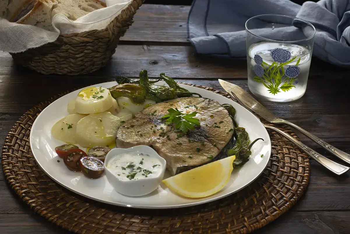Un jugoso filete de bonito a la plancha con patatas, pimientos y salsa. &iexcl;La clave para como cocinar el bonito para que quede jugoso!