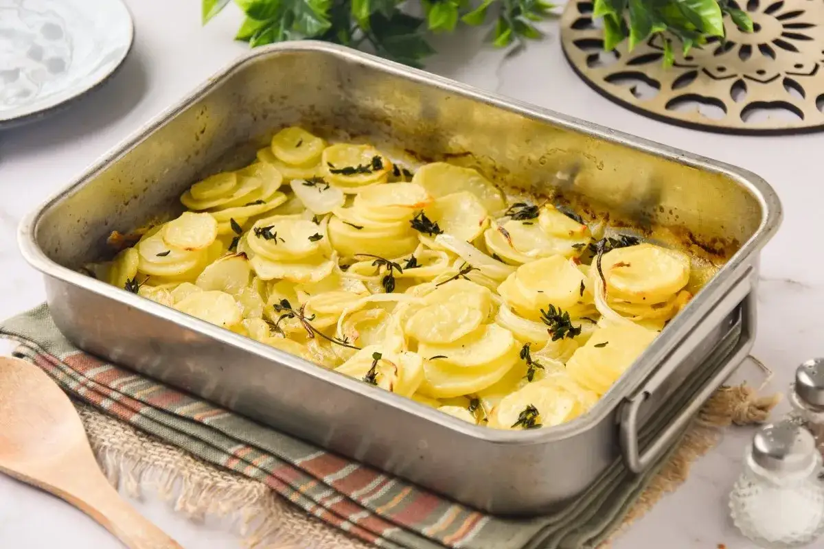 Patatas panaderas recién horneadas, doradas y tiernas, con hierbas aromáticas, listas para servir.