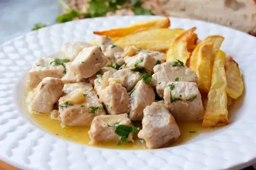 Lomo al ajillo tierno y jugoso con salsa de vino blanco