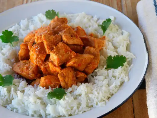 Pollo tikka masala casero con salsa cremosa y equilibrada