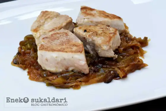 Bonito encebollado jugoso, con el punto perfecto