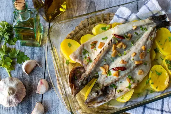Lubina a la donostiarra al horno, jugosa y con buen refrito