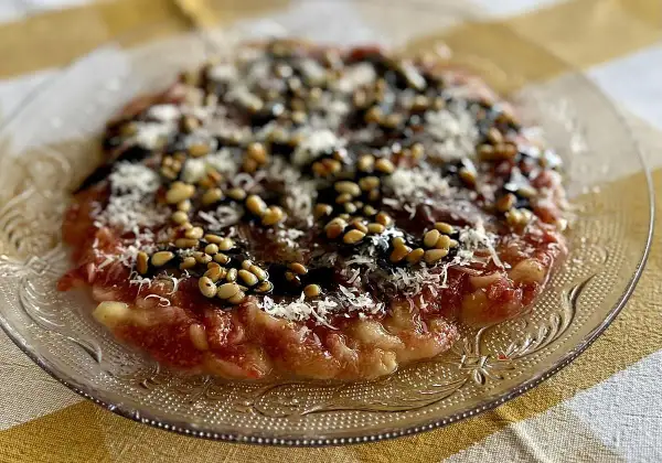 Delicioso carpaccio de higos con piñones, queso rallado y un toque de balsámico. Una explosión de sabor en cada bocado.