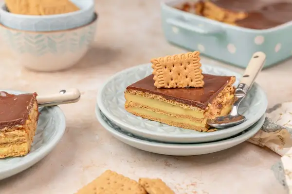 Deliciosa tarta de la abuela Thermomix, capas de galleta y crema pastelera cubiertas de chocolate. ¡Un postre casero irresistible!