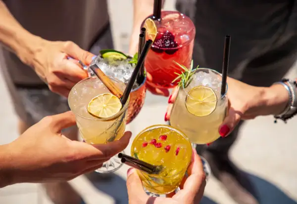 Brindis con cócteles refrescantes. ¿Con qué mezclar ginebra rosa? Prueba con frutos rojos, lima o hierbas aromáticas.