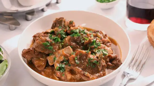 Cordero guisado, una receta tradicional llena de sabor. Tiernos trozos de carne en una salsa aromática, perfectos para compartir.