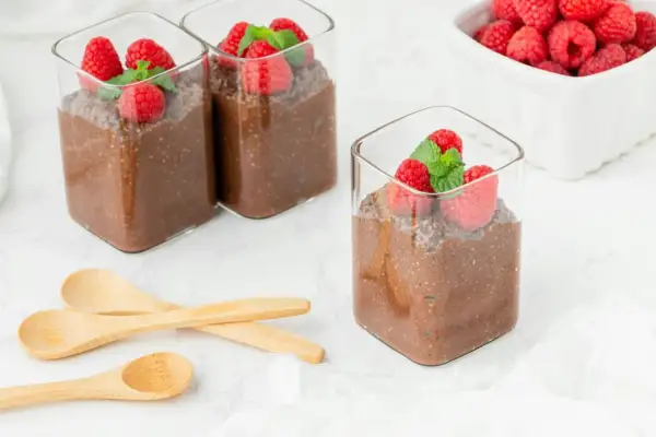 Deliciosos postres fáciles y rápidos de chocolate con frambuesas y menta.