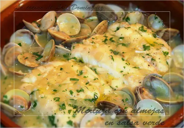 Merluza en salsa verde con almejas, un plato casero de Loli Domínguez, con perejil picado y una salsa cremosa.