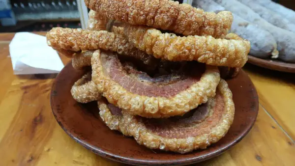 Crujientes torreznos en freidora de aire, apilados en un plato de barro. Un aperitivo irresistible.
