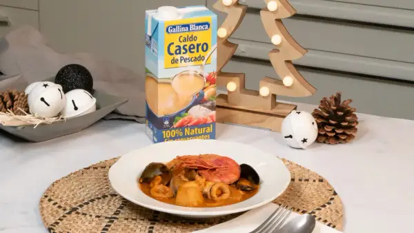 Caldereta de pescado con mariscos, lista para disfrutar. El caldo casero de pescado Gallina Blanca es el secreto.