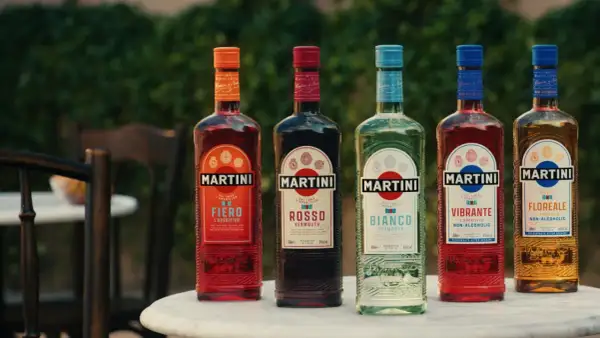 Cinco botellas de Martini: Fiero, Rosso (vermut), Bianco, Vibrante y Floreale. La elección entre vermut y vermouth es tuya.