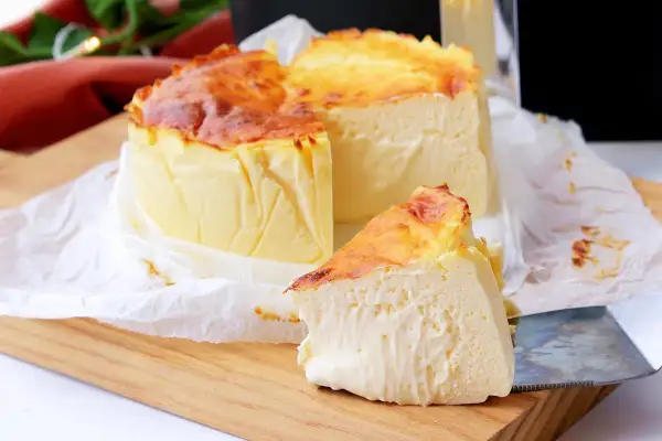 Tarta de queso en freidora de aire, dorada por fuera y cremosa por dentro. ¡Perfecta para cualquier ocasión!