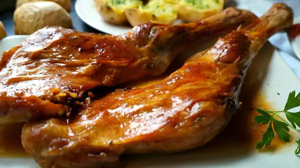 Paletilla de cordero lechal al horno estilo segoviano, dorada y jugosa, lista para disfrutar.