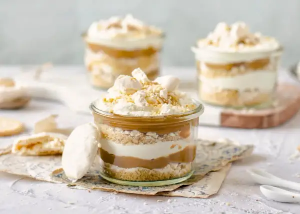 Postre en frasco con capas de galleta, crema y dulce de leche. Coronado con merengue y un toque de polvito uruguayo.