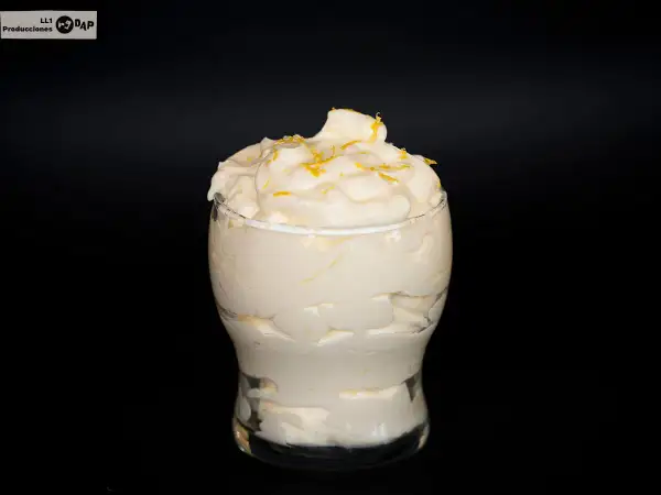 Delicioso mousse de limón thermomix, cremoso y refrescante, decorado con ralladura de limón.