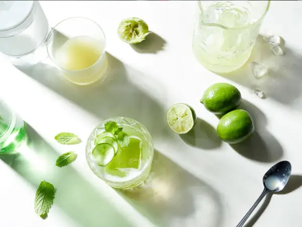 Cocteles con ginebra, menta y pepino, listos para refrescar.
