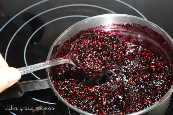 Cuchara llena de mermelada de moras casera, lista para disfrutar. Así se hace mermelada de moras.