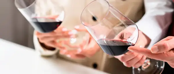 Degustación de vinos tintos. Se aprecian copas con vino, sugiriendo una comparación entre Ribera y Rioja.